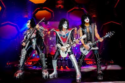 Roko grupė „KISS“ atsisveikinimo koncertų turą atnaujino anšlaginiu šou Japonijoje